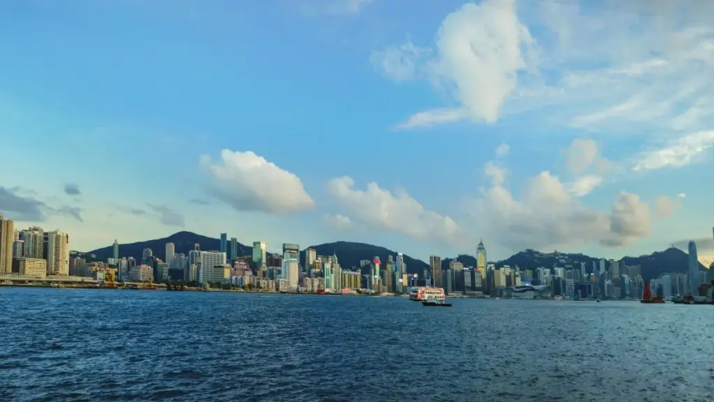 Inama z'umwuga ku buryo bwo kubona no gukorana n'abakora kuri Line muri Tunisia kugirango bamamaze platform z'amasomo kuri internet — uburyo, aho kubashaka, n'ibyiza byo gukorana nabo.