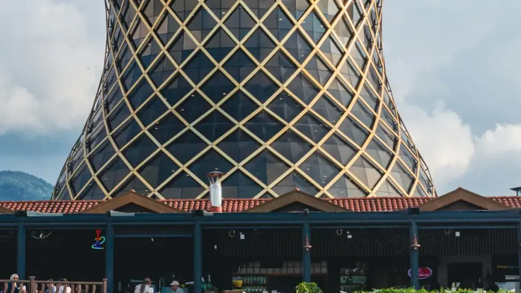 Uko umuhanzi cyangwa creator wo mu Rwanda yagera ku ma-brand yo muri Luxembourg kuri Hulu, uko wakorana na brand mu gutegura outfits, n'uburyo bwo gukoresha VPN na platform z'ubufatanye.